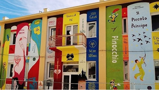 Le copertine dei libri decorano la biblioteca di Biccari (Foggia): "Sono stati scelti online"